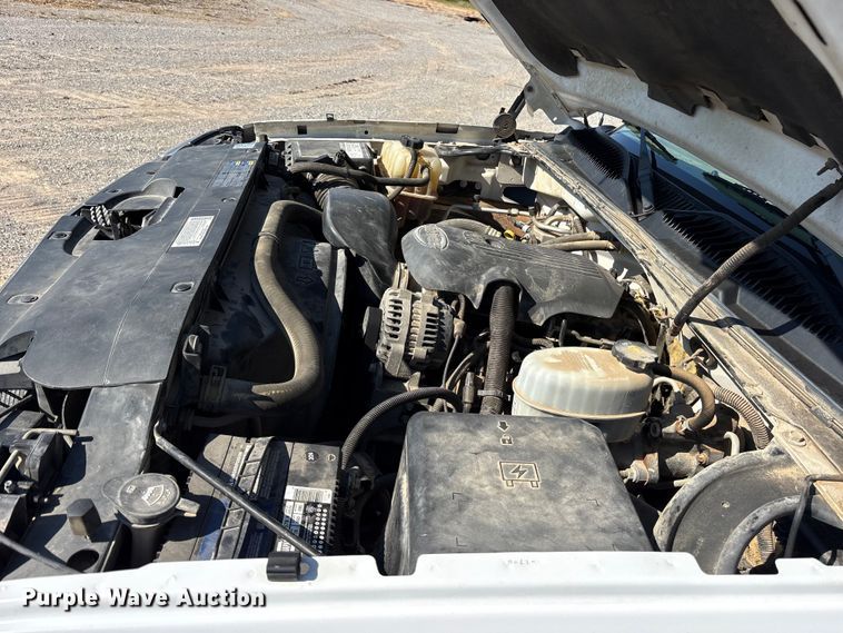 image for item ET7130 2004 Chevrolet Silverado 3500 flatbed pickup truck