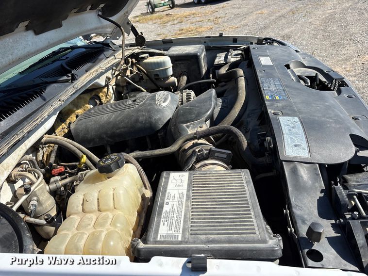 image for item ET7130 2004 Chevrolet Silverado 3500 flatbed pickup truck