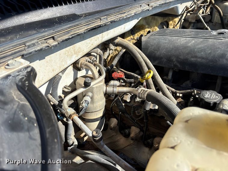 image for item ET7130 2004 Chevrolet Silverado 3500 flatbed pickup truck