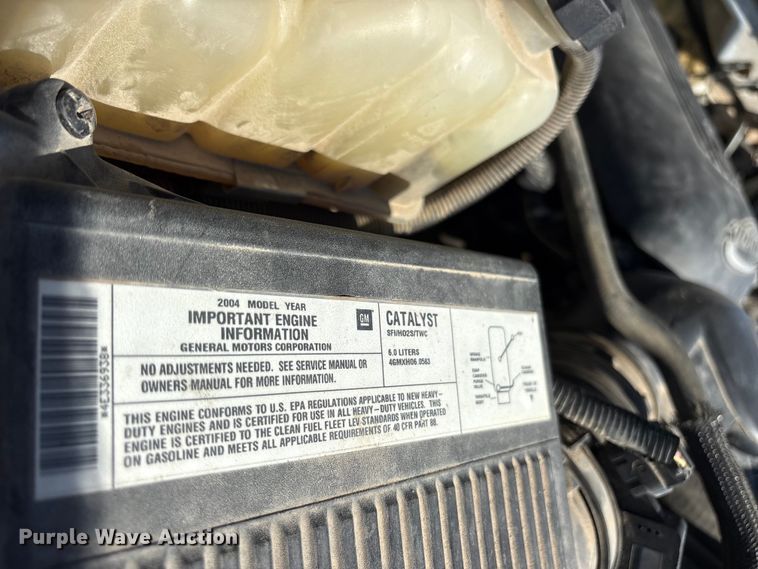 image for item ET7130 2004 Chevrolet Silverado 3500 flatbed pickup truck