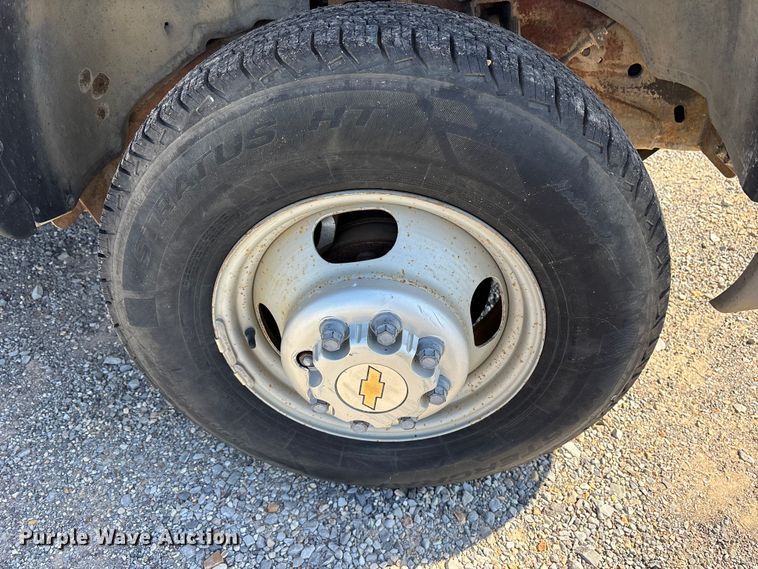 image for item ET7130 2004 Chevrolet Silverado 3500 flatbed pickup truck