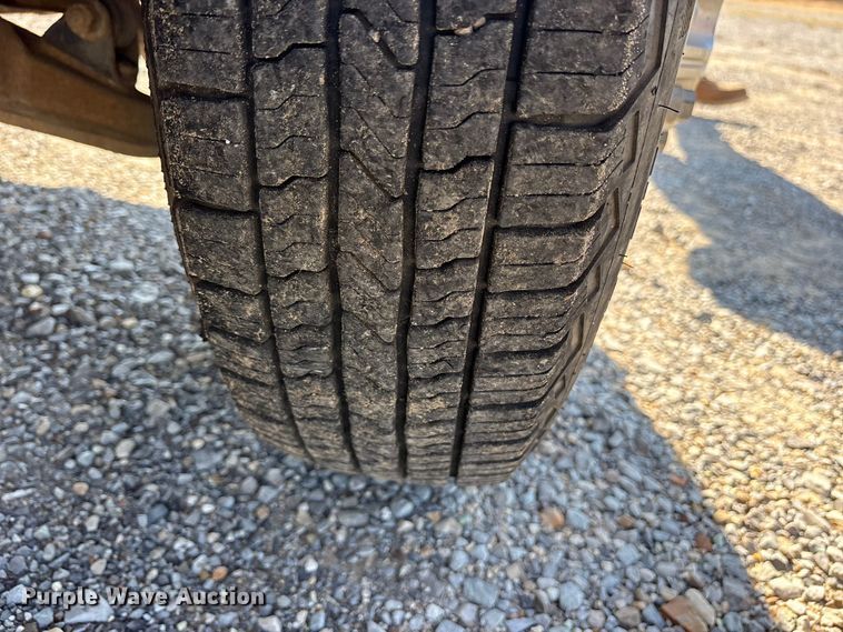 image for item ET7130 2004 Chevrolet Silverado 3500 flatbed pickup truck