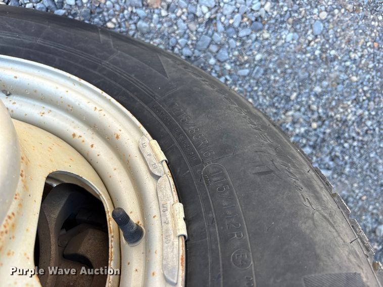 image for item ET7130 2004 Chevrolet Silverado 3500 flatbed pickup truck