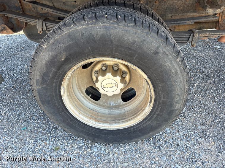 image for item ET7130 2004 Chevrolet Silverado 3500 flatbed pickup truck