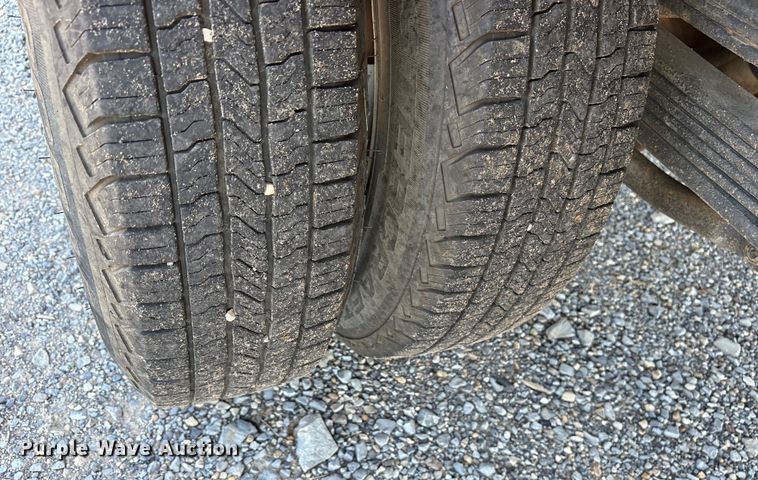 image for item ET7130 2004 Chevrolet Silverado 3500 flatbed pickup truck