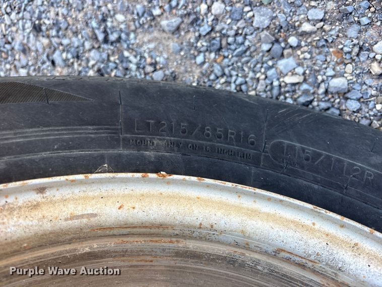 image for item ET7130 2004 Chevrolet Silverado 3500 flatbed pickup truck