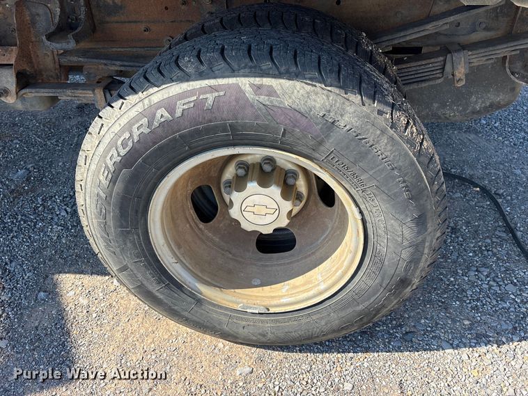 image for item ET7130 2004 Chevrolet Silverado 3500 flatbed pickup truck