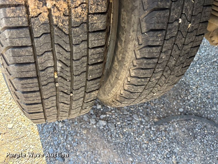 image for item ET7130 2004 Chevrolet Silverado 3500 flatbed pickup truck