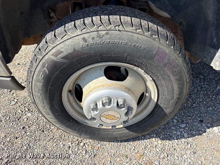 image for item ET7130 2004 Chevrolet Silverado 3500 flatbed pickup truck