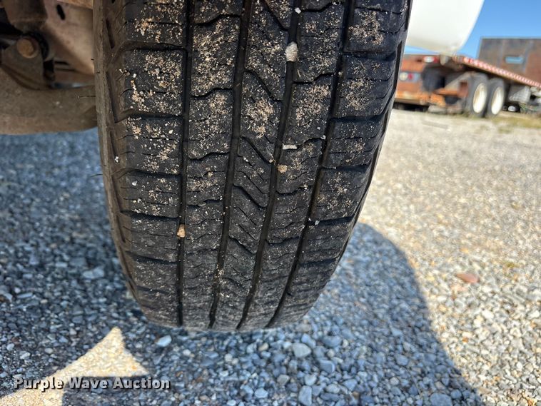 image for item ET7130 2004 Chevrolet Silverado 3500 flatbed pickup truck