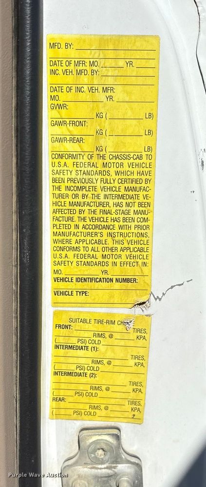 image for item ET7130 2004 Chevrolet Silverado 3500 flatbed pickup truck