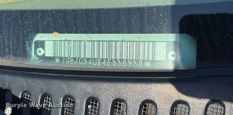 image for item ET7130 2004 Chevrolet Silverado 3500 flatbed pickup truck