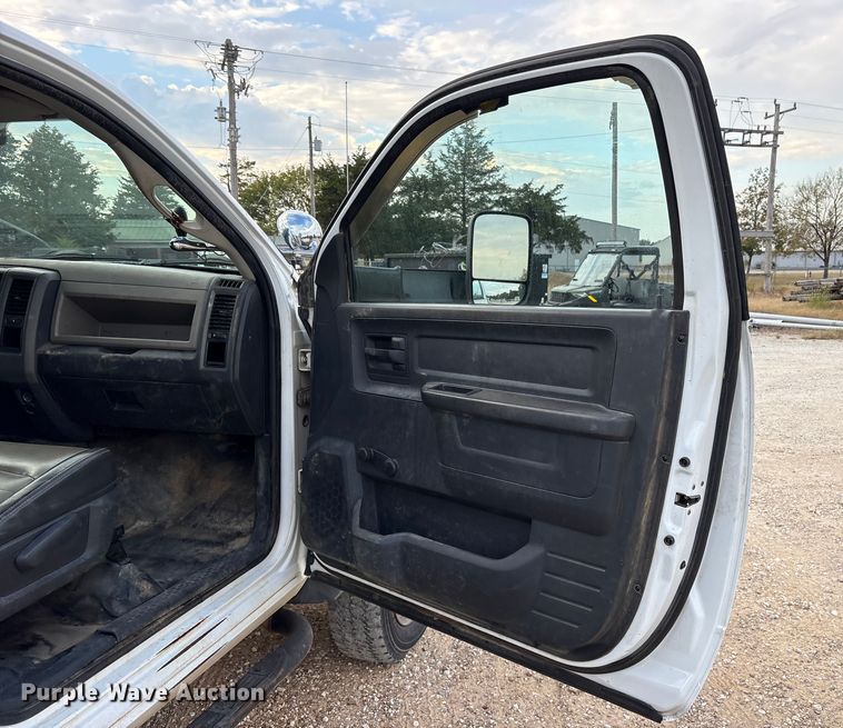 image for item ET7161 2011 Dodge Ram 5500 flatbed truck