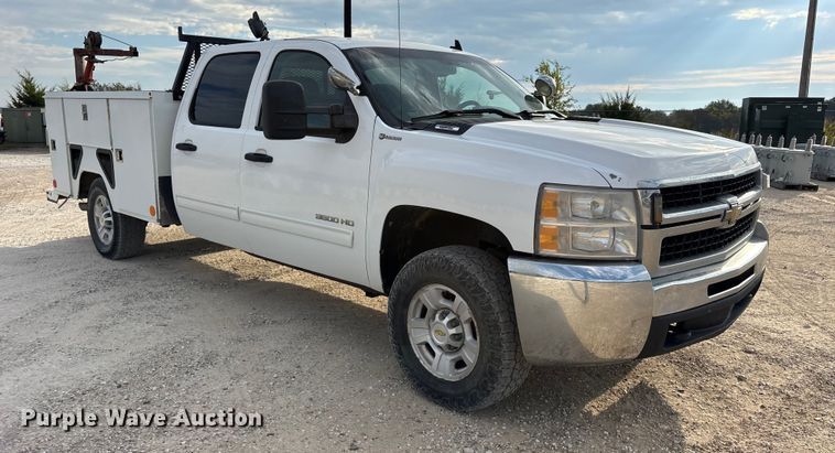 image for item ET7162 2010 Chevrolet Silverado 3500HD Crew Cab utility bed pickup truck