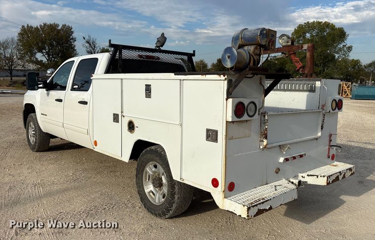 image for item ET7162 2010 Chevrolet Silverado 3500HD Crew Cab utility bed pickup truck