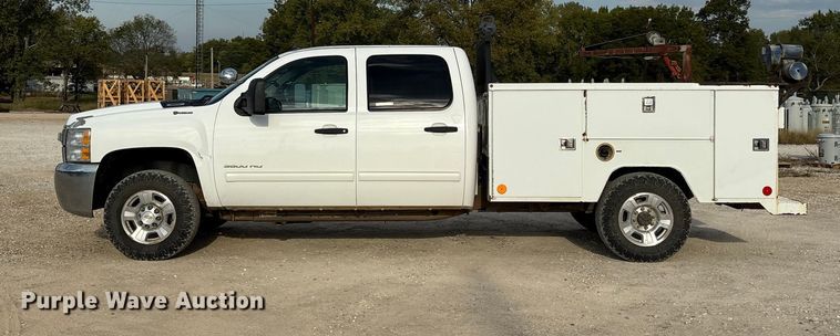 image for item ET7162 2010 Chevrolet Silverado 3500HD Crew Cab utility bed pickup truck