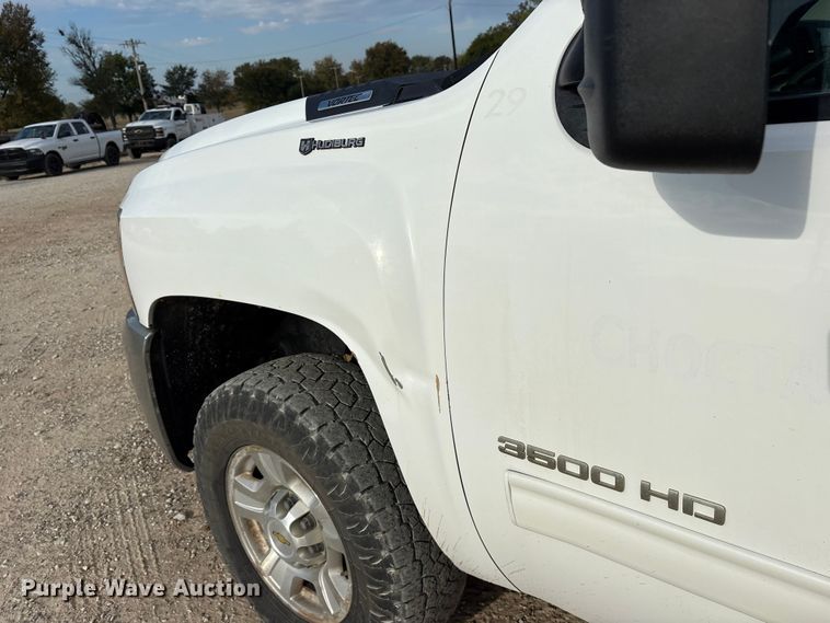 image for item ET7162 2010 Chevrolet Silverado 3500HD Crew Cab utility bed pickup truck