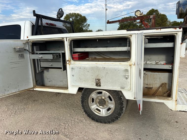 image for item ET7162 2010 Chevrolet Silverado 3500HD Crew Cab utility bed pickup truck