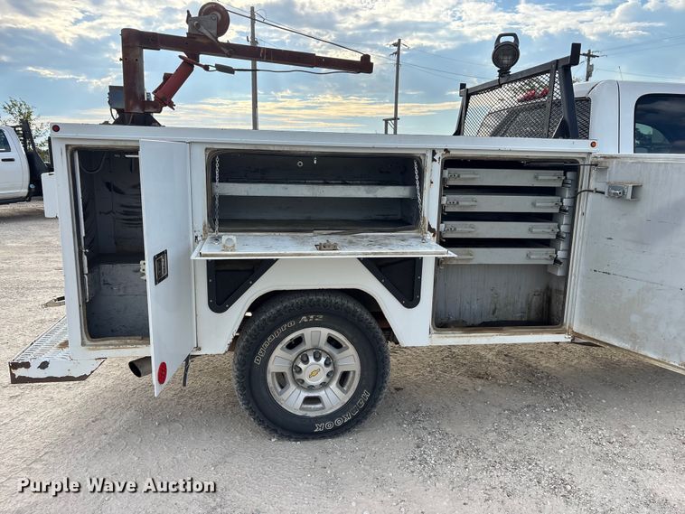 image for item ET7162 2010 Chevrolet Silverado 3500HD Crew Cab utility bed pickup truck