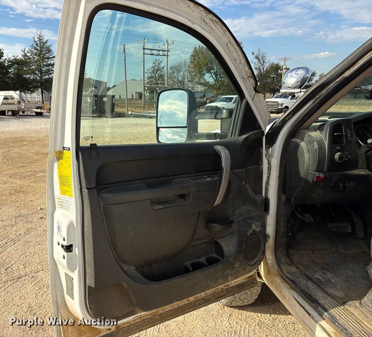 image for item ET7162 2010 Chevrolet Silverado 3500HD Crew Cab utility bed pickup truck