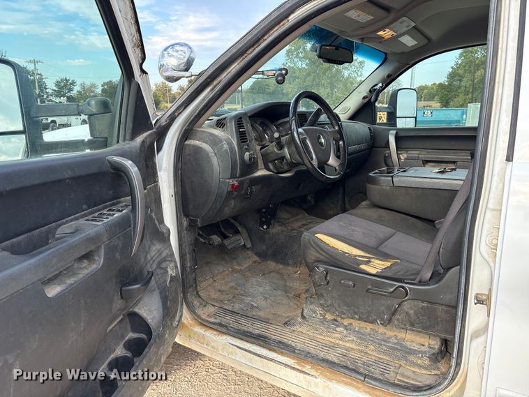 image for item ET7162 2010 Chevrolet Silverado 3500HD Crew Cab utility bed pickup truck