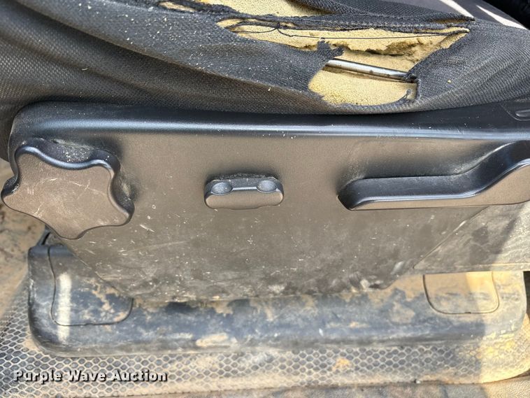 image for item ET7162 2010 Chevrolet Silverado 3500HD Crew Cab utility bed pickup truck