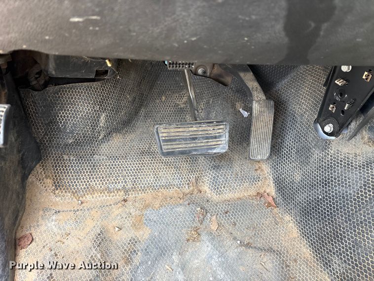 image for item ET7162 2010 Chevrolet Silverado 3500HD Crew Cab utility bed pickup truck