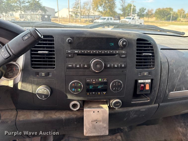 image for item ET7162 2010 Chevrolet Silverado 3500HD Crew Cab utility bed pickup truck