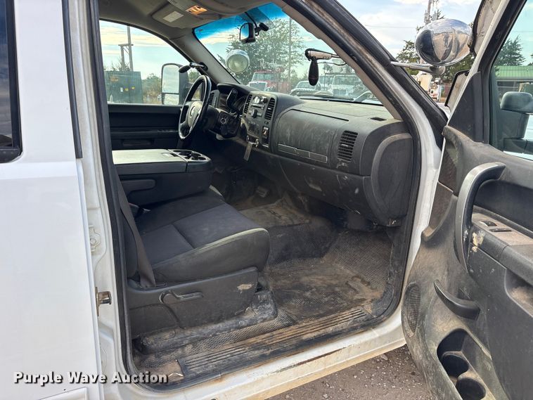 image for item ET7162 2010 Chevrolet Silverado 3500HD Crew Cab utility bed pickup truck