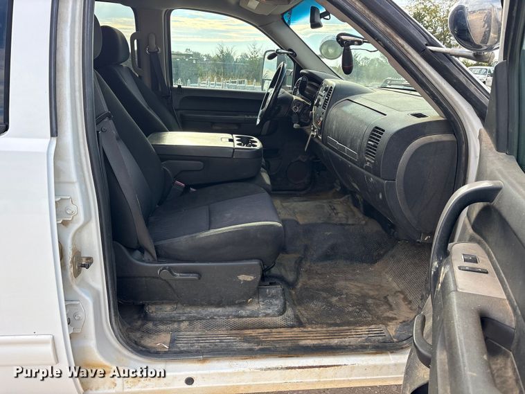 image for item ET7162 2010 Chevrolet Silverado 3500HD Crew Cab utility bed pickup truck