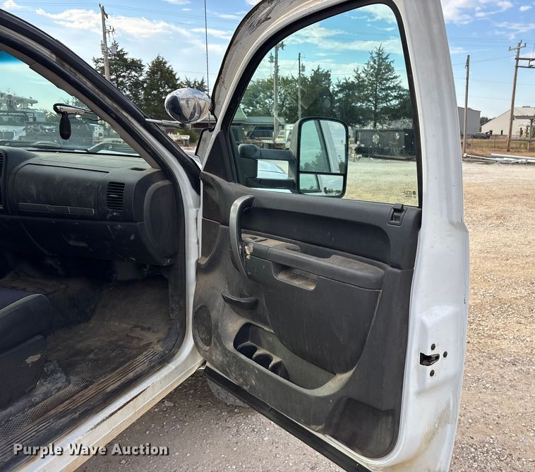 image for item ET7162 2010 Chevrolet Silverado 3500HD Crew Cab utility bed pickup truck