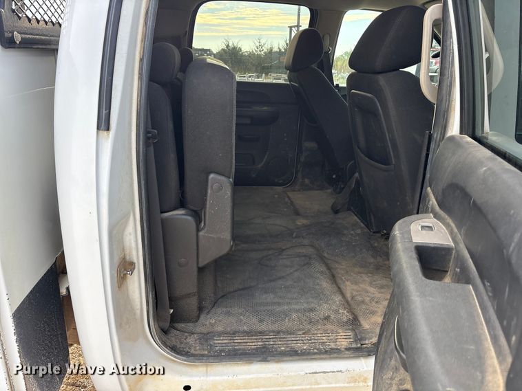 image for item ET7162 2010 Chevrolet Silverado 3500HD Crew Cab utility bed pickup truck