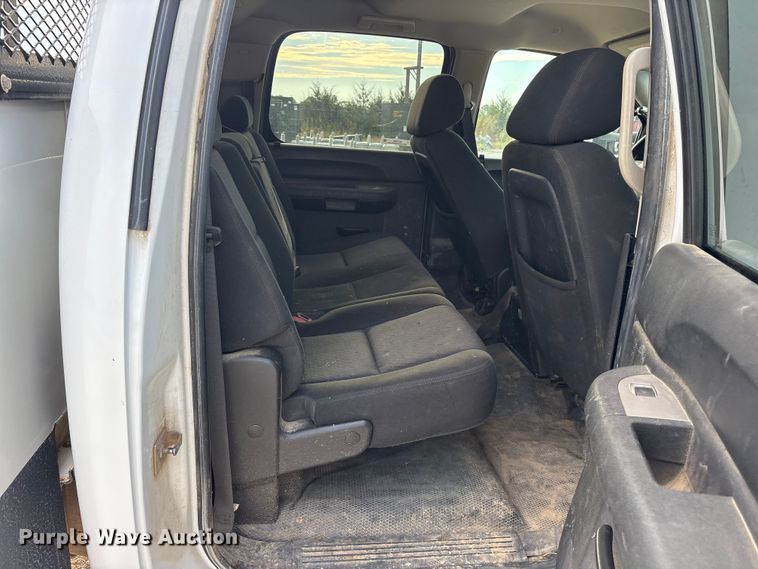 image for item ET7162 2010 Chevrolet Silverado 3500HD Crew Cab utility bed pickup truck