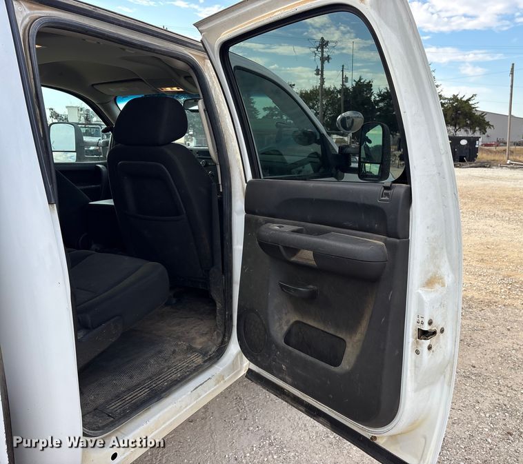 image for item ET7162 2010 Chevrolet Silverado 3500HD Crew Cab utility bed pickup truck