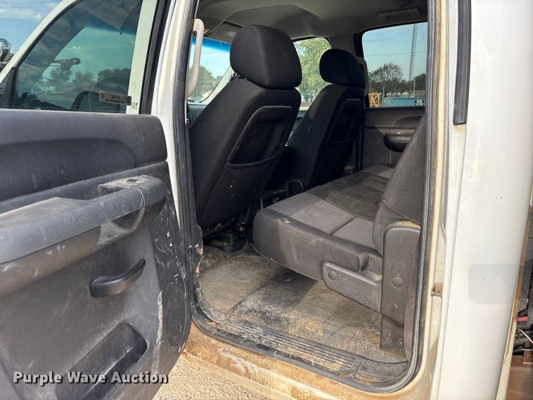 image for item ET7162 2010 Chevrolet Silverado 3500HD Crew Cab utility bed pickup truck