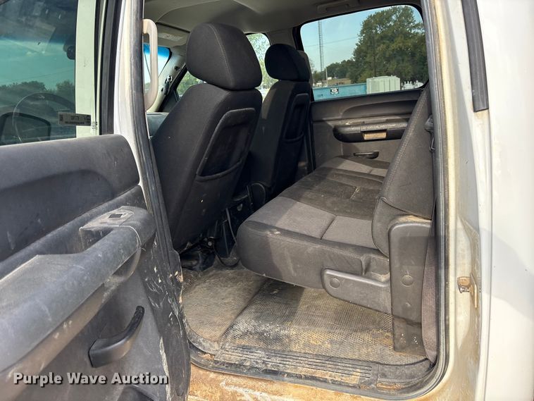 image for item ET7162 2010 Chevrolet Silverado 3500HD Crew Cab utility bed pickup truck