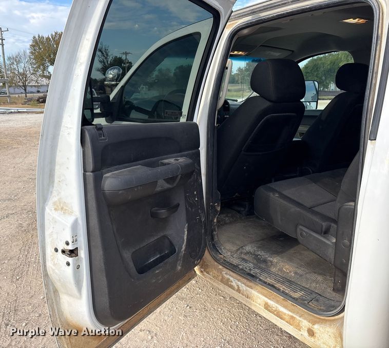 image for item ET7162 2010 Chevrolet Silverado 3500HD Crew Cab utility bed pickup truck