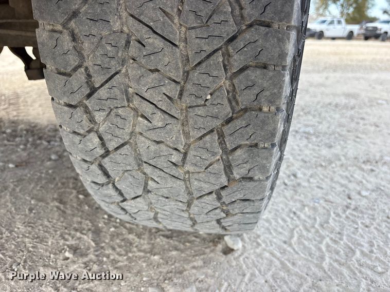 image for item ET7162 2010 Chevrolet Silverado 3500HD Crew Cab utility bed pickup truck