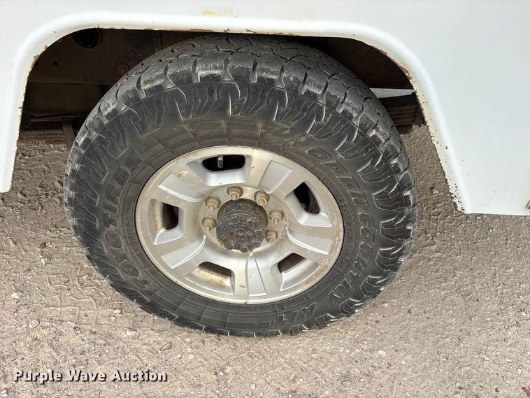 image for item ET7162 2010 Chevrolet Silverado 3500HD Crew Cab utility bed pickup truck