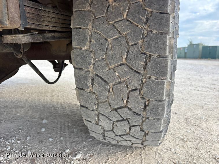 image for item ET7162 2010 Chevrolet Silverado 3500HD Crew Cab utility bed pickup truck