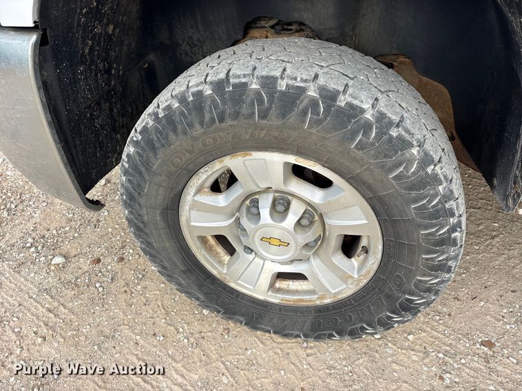 image for item ET7162 2010 Chevrolet Silverado 3500HD Crew Cab utility bed pickup truck