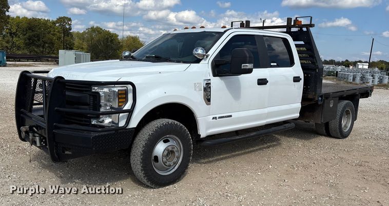 image for item ET7172 2019 Ford F350 Super Duty flatbed pickup truck