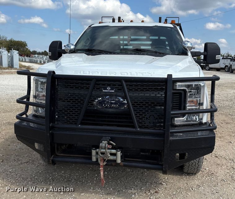 image for item ET7172 2019 Ford F350 Super Duty flatbed pickup truck