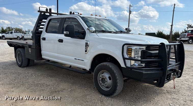 image for item ET7172 2019 Ford F350 Super Duty flatbed pickup truck