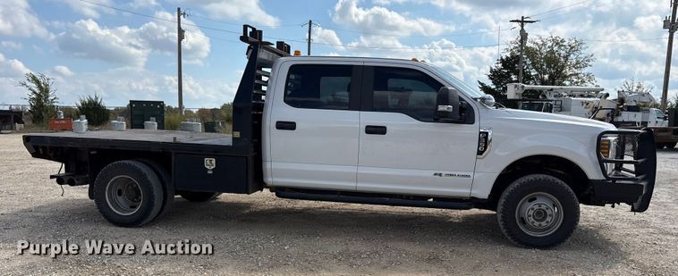 image for item ET7172 2019 Ford F350 Super Duty flatbed pickup truck