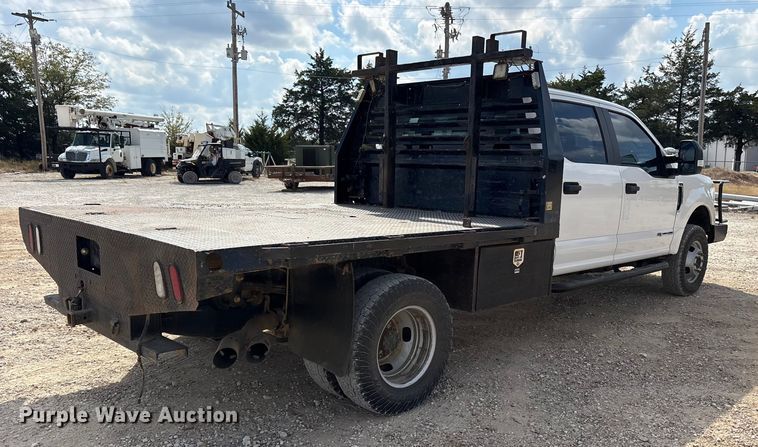 image for item ET7172 2019 Ford F350 Super Duty flatbed pickup truck