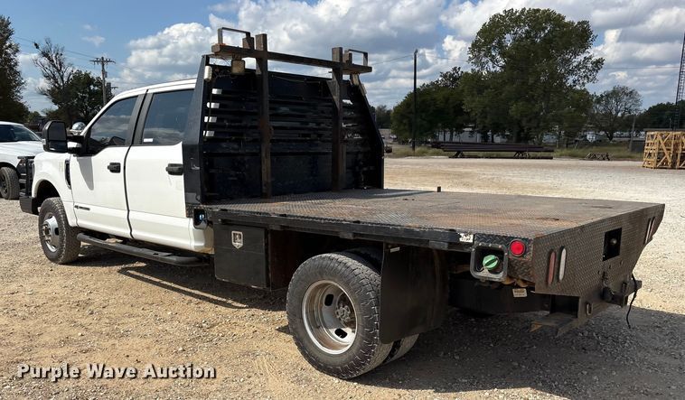 image for item ET7172 2019 Ford F350 Super Duty flatbed pickup truck