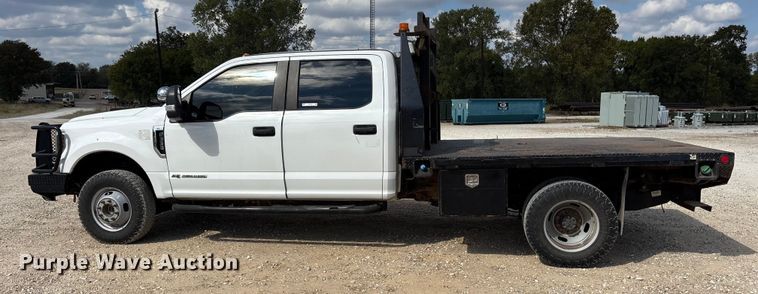 image for item ET7172 2019 Ford F350 Super Duty flatbed pickup truck