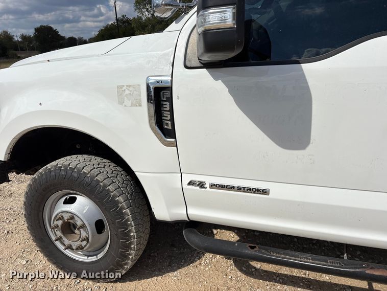 image for item ET7172 2019 Ford F350 Super Duty flatbed pickup truck