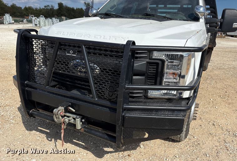 image for item ET7172 2019 Ford F350 Super Duty flatbed pickup truck